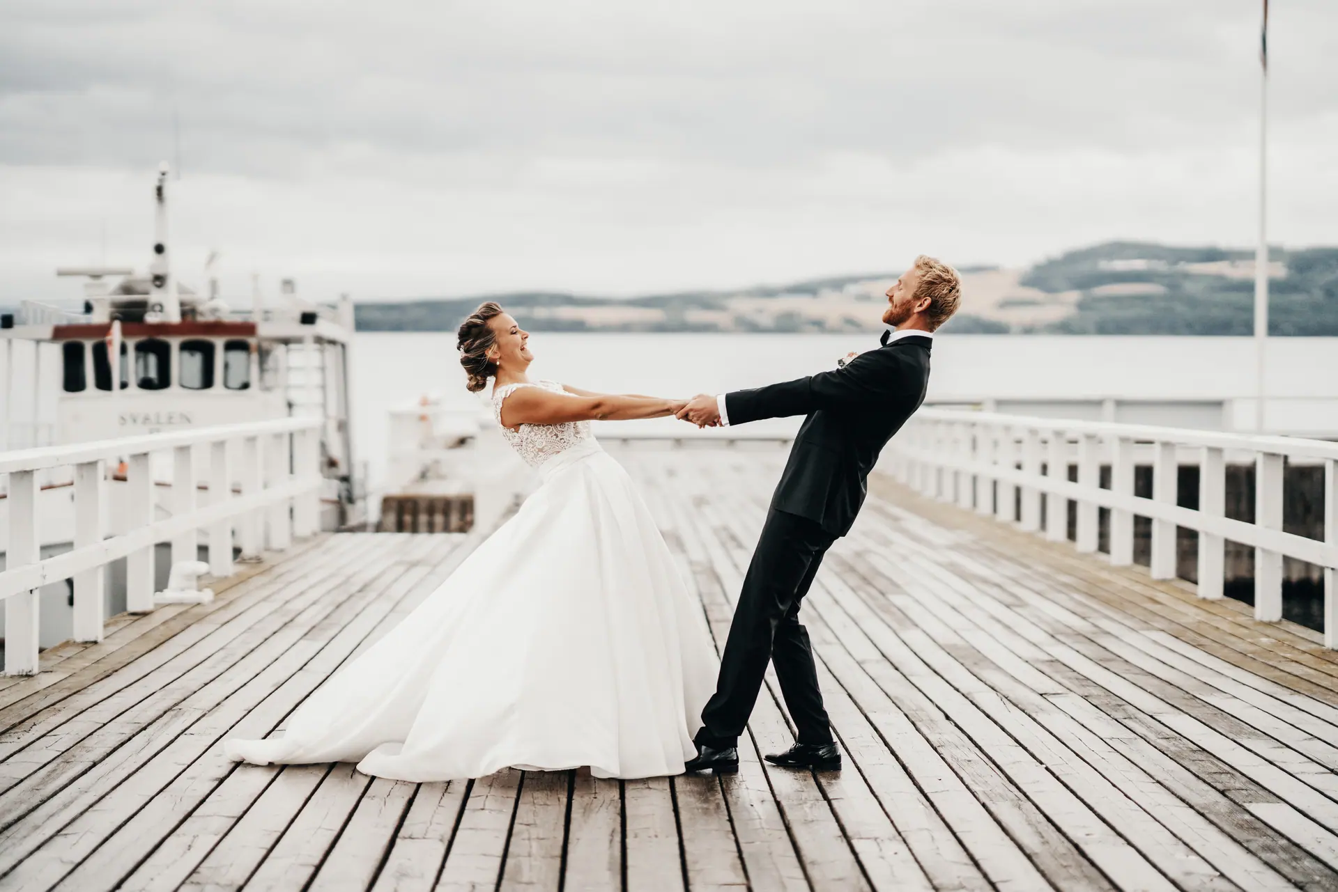Brudepar på en brygge