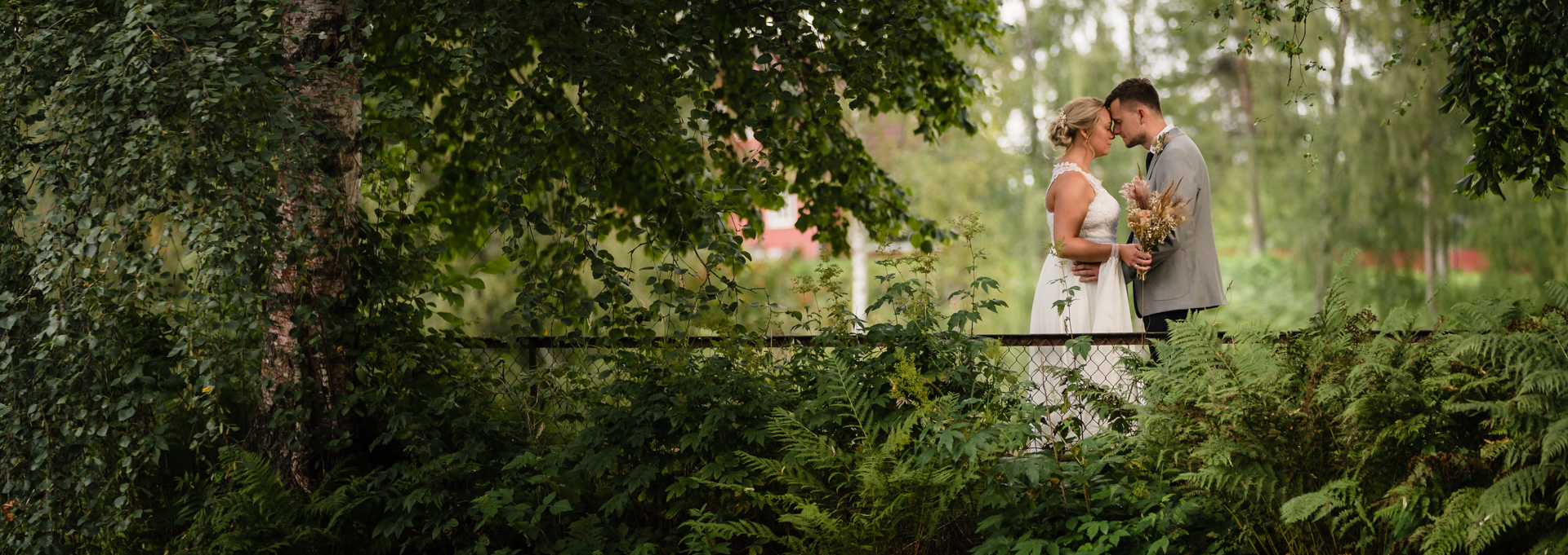 Brudepar i naturen i Innlandet