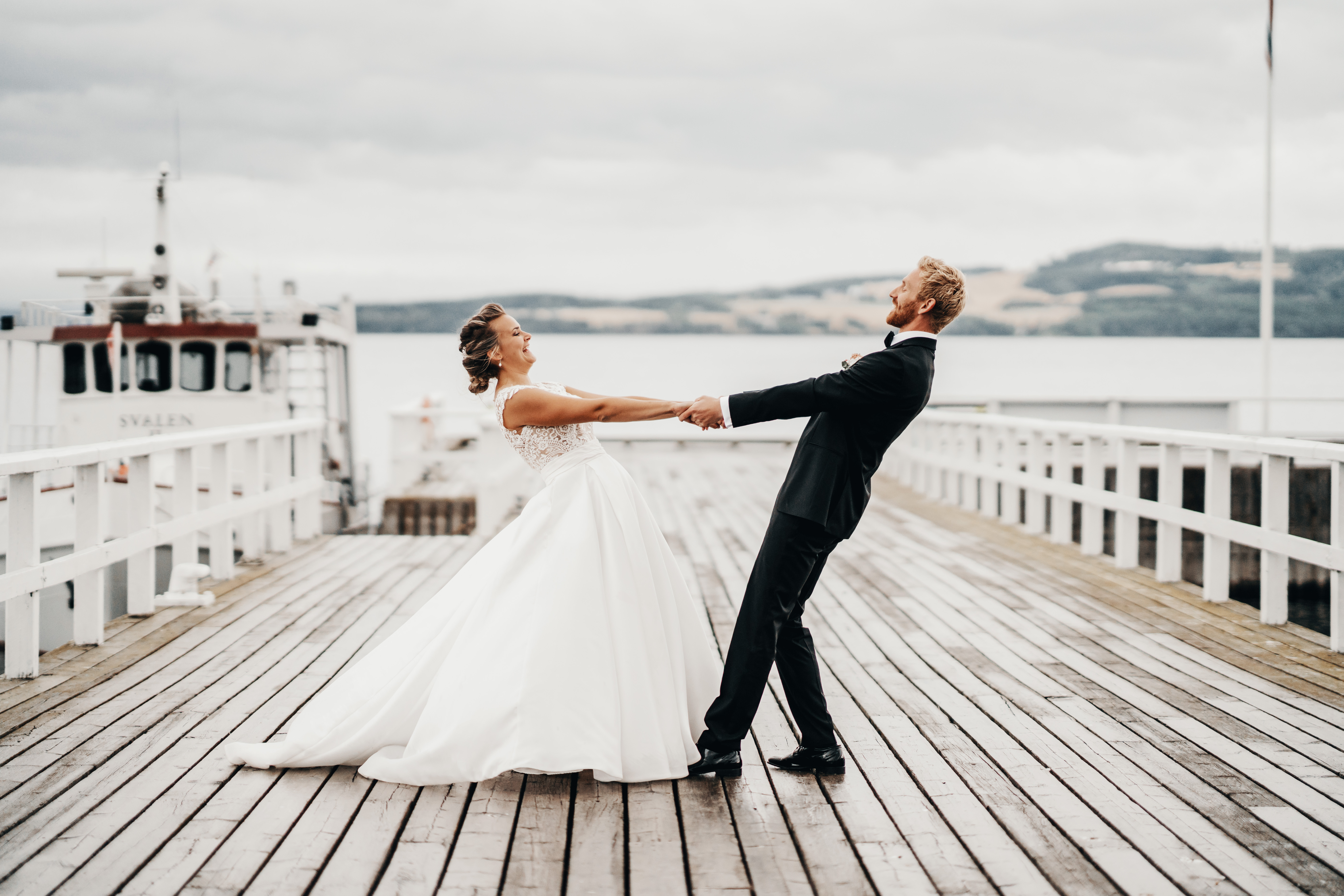 Brudepar på brygge